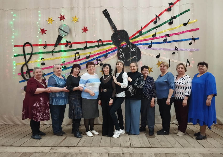 Развлекательная программа "Нам года - не беда!"