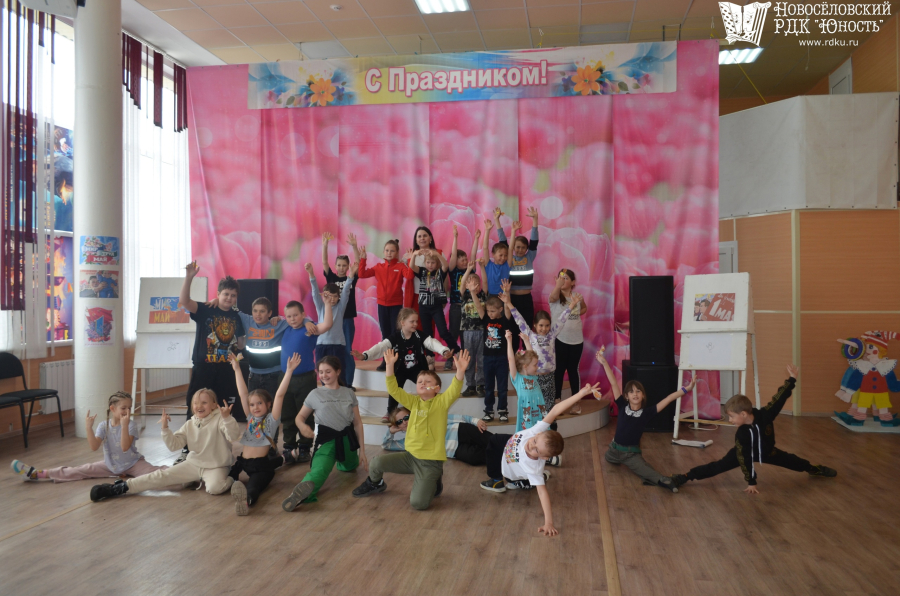 Познавательно-игровая программа &quot;Веселый Первомай&quot;